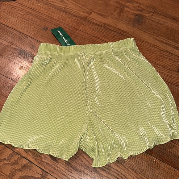 Silky shiny comfy shorts - Picture 2 of 4